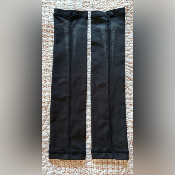 Nike Dri-fit Women's Arm Sleeves in Black - Picture 2 of 2
